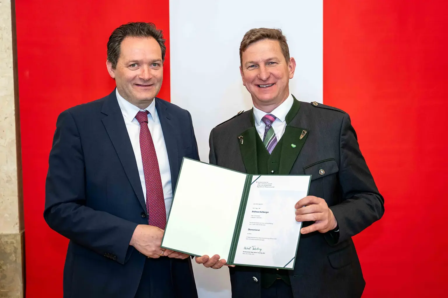 Zwei Männer halten eine Urkunde