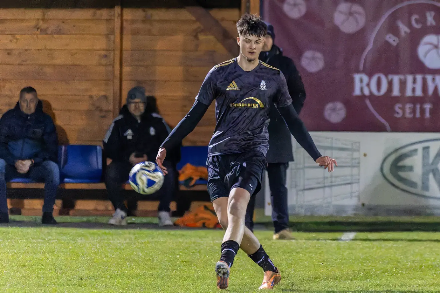 Ein Fußballer mit einem Ball.