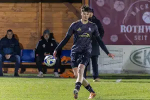 Ein Fußballer mit einem Ball.