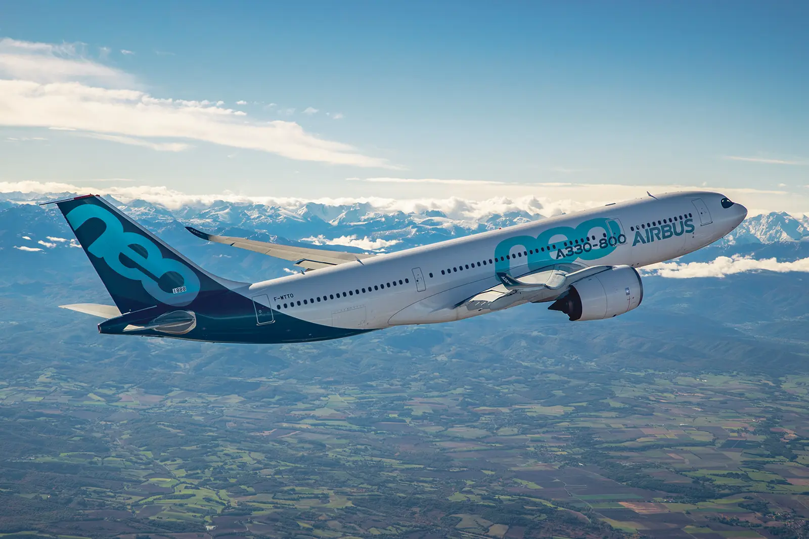 Ein Flugzeug fliegt in der Luft