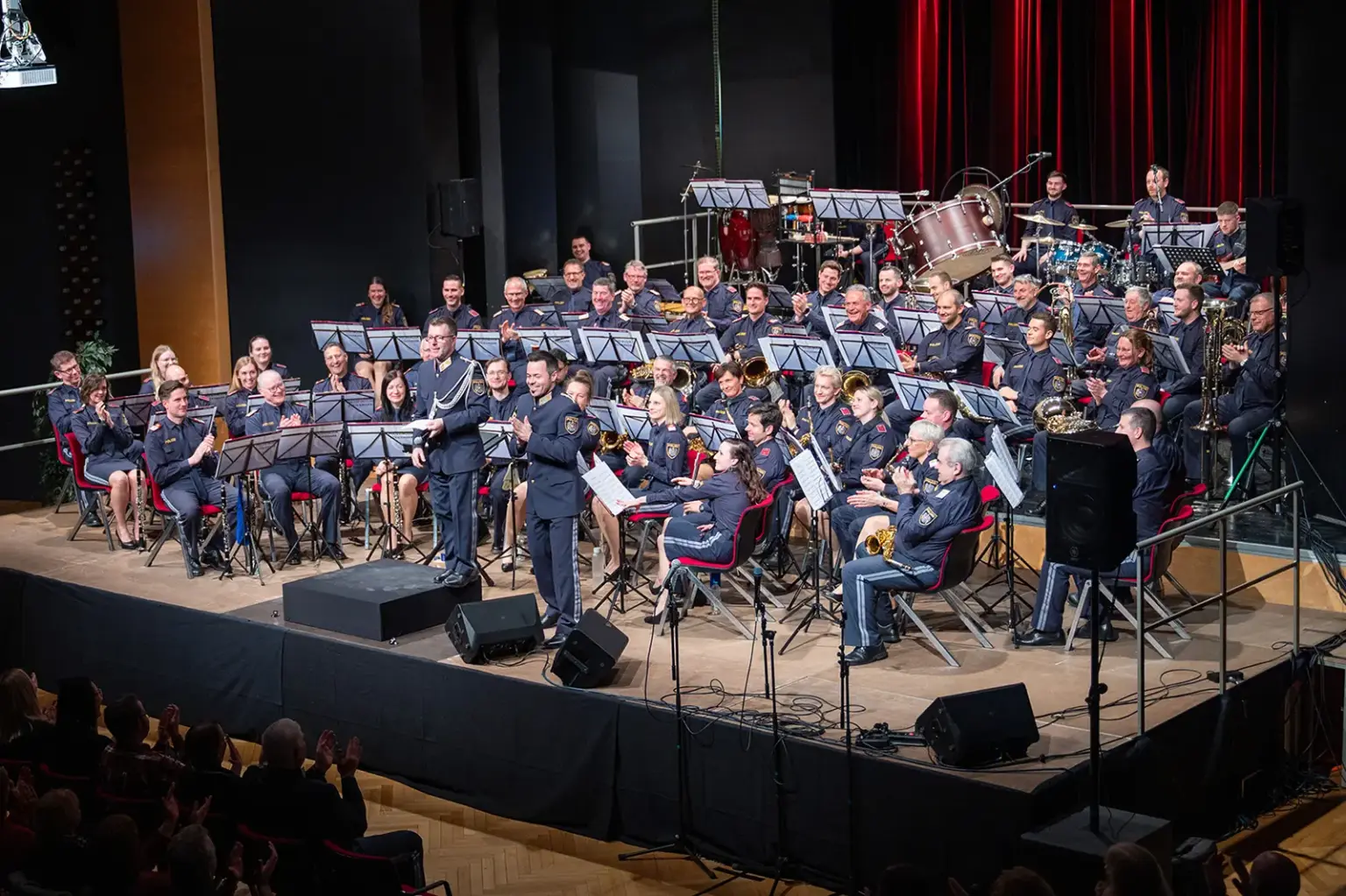 Ein Orchester in Uniformen auf einer Bühne