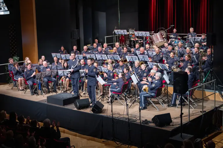 Ein Orchester in Uniformen auf einer Bühne