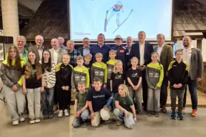 Ein Gruppe von Menschen lächelt in die Kamera.