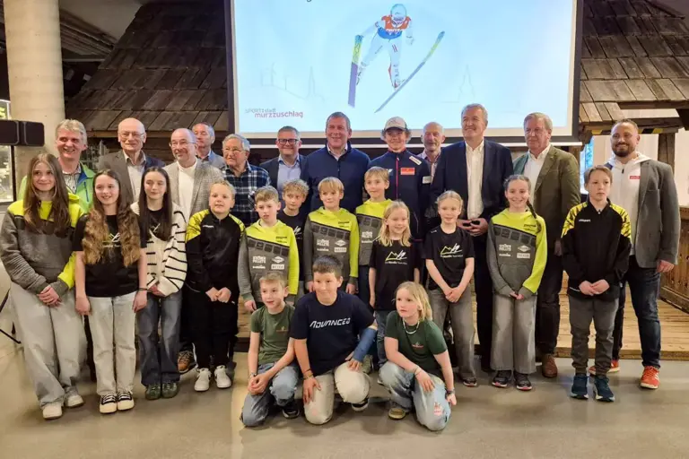 Ein Gruppe von Menschen lächelt in die Kamera.