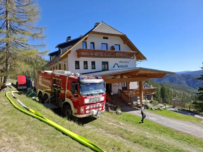 Abschnittsübung in Kapellen Feuerwehrfahrzeug bei einer Abschnittsübung vor dem Almgasthof Moassa in Neuberg.