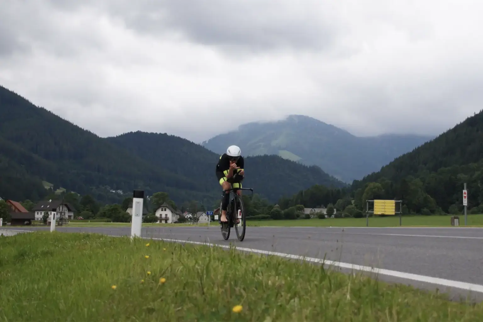 Ein Radfahrer fährt auf einer Straße.
