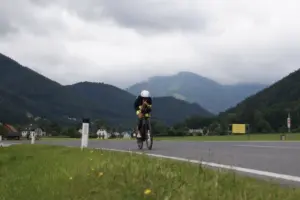 Ein Radfahrer fährt auf einer Straße.