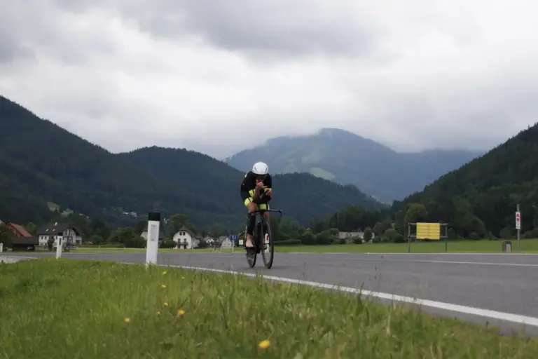 Ein Radfahrer fährt auf einer Straße.