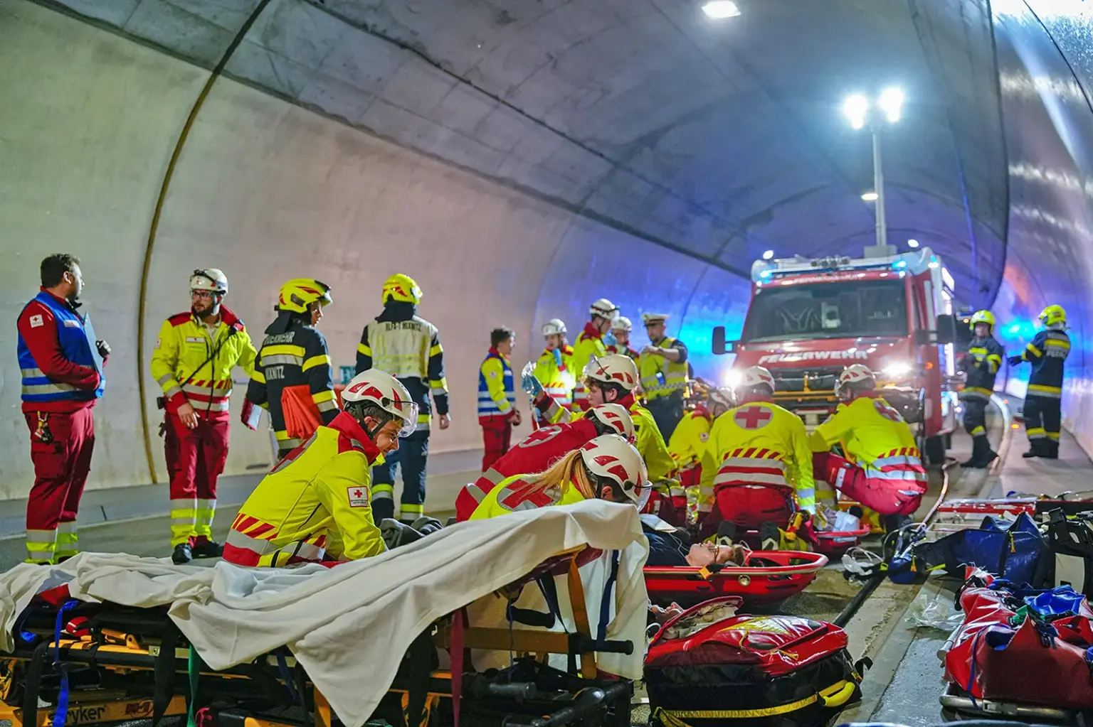 Mehere Einsatzkräfte versorgen Verletzte in einem Tunnel