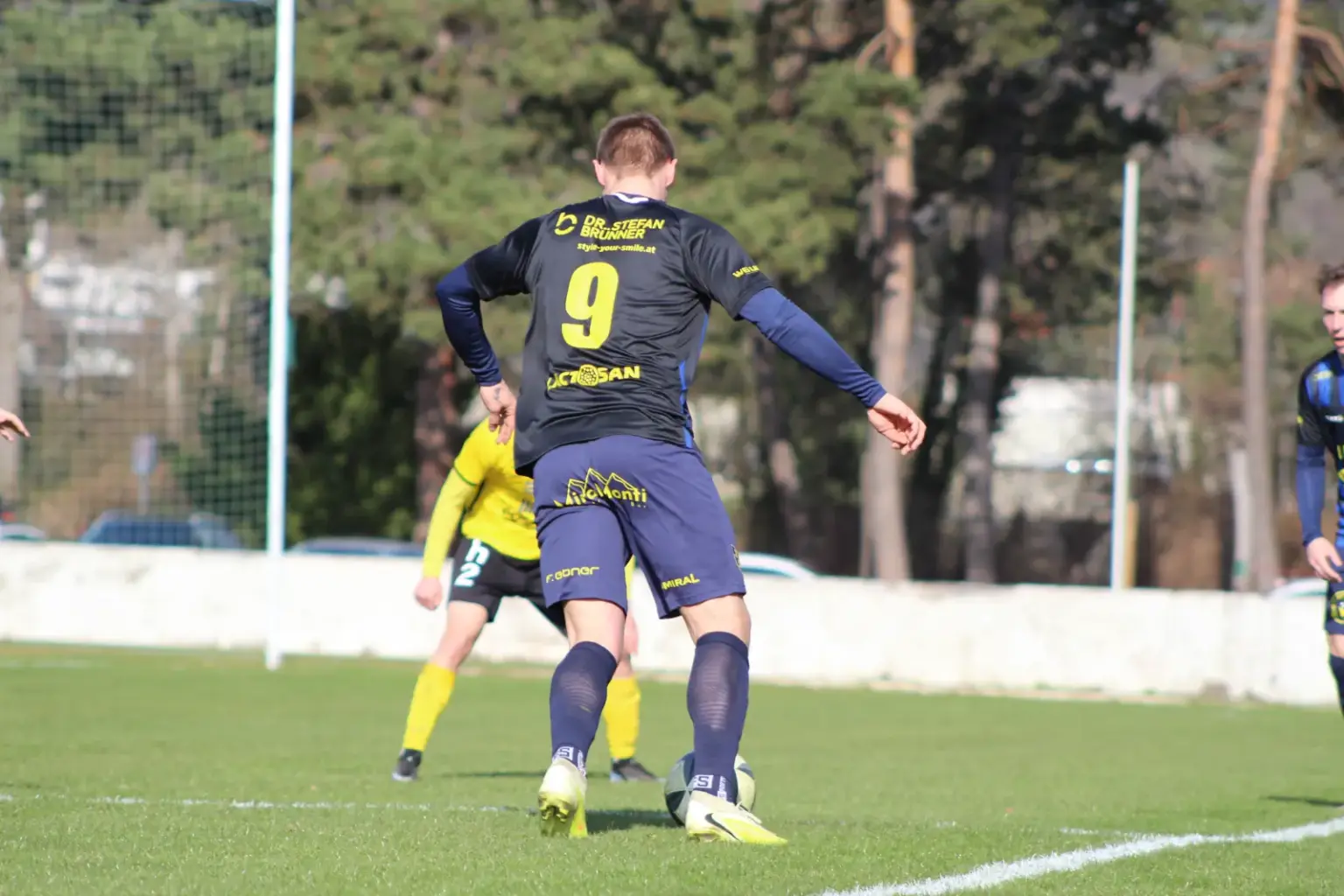 Ein Fußballer von hinten.