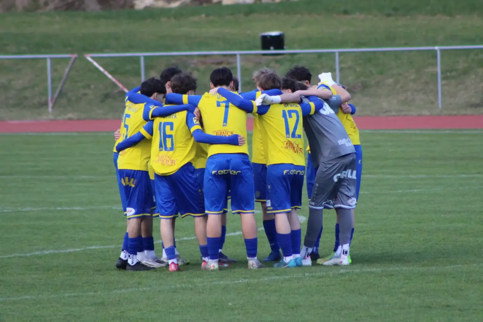 Fußballer die sich umarmen.