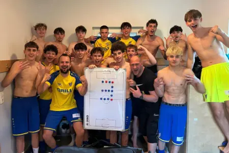 Fußballer feiern in der Kabine.