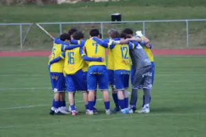 Fußballer die sich umarmen.