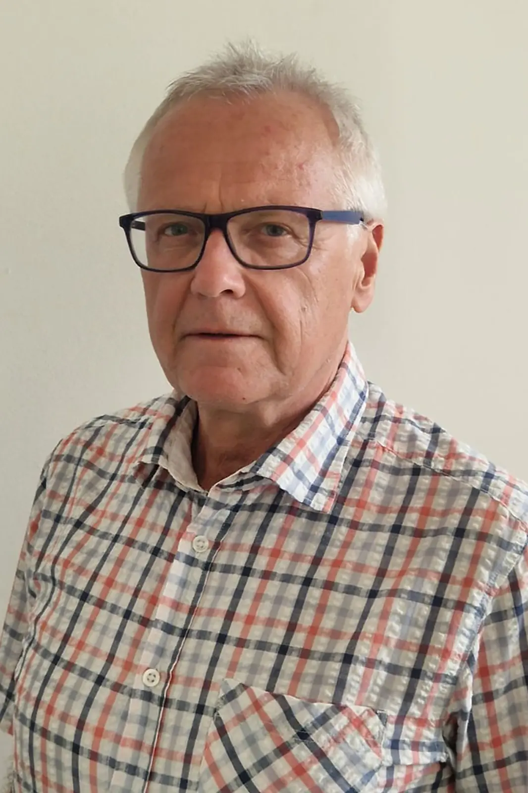 Ein älterer Mann mit Brille