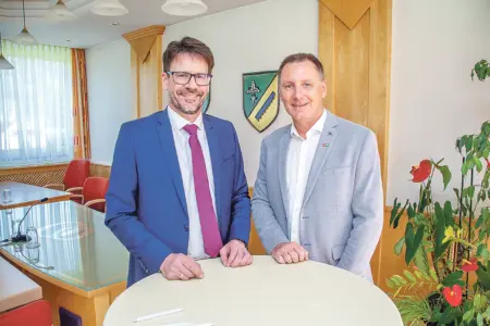 Zwei Männer stehen an einem Tisch