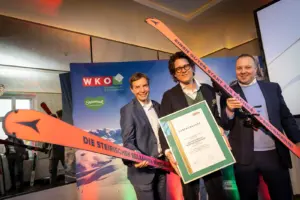 Drei Männer mit Schiern und einer Urkunde