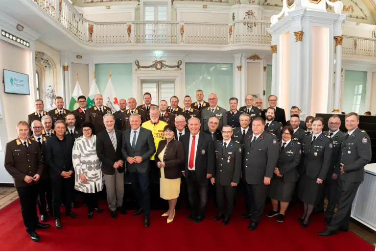 Neue Führungskräfte ernannt Eine große Gruppe von Personen in Uniform steht in einem großen Saal