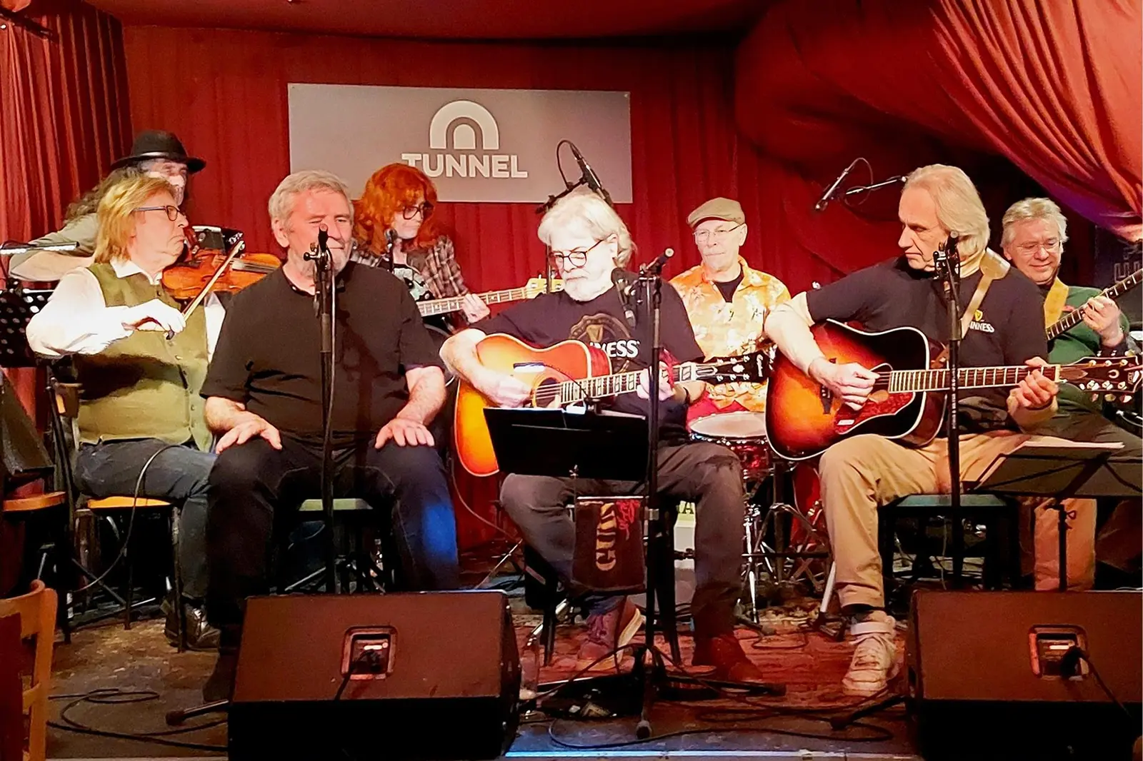 Eine Band spielt auf einer Bühne