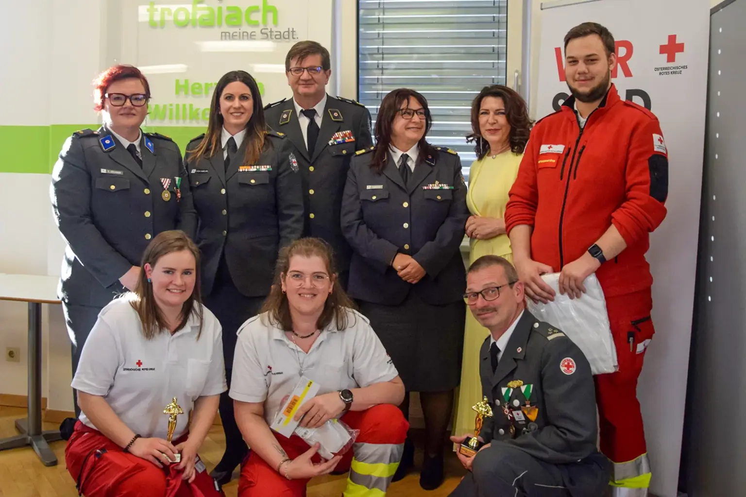 Gruppenfoto von Mitgliedern des Roten Kreuzes bei einer Ortsversammlung in Trofaiach, teilweise mit Auszeichnungen.