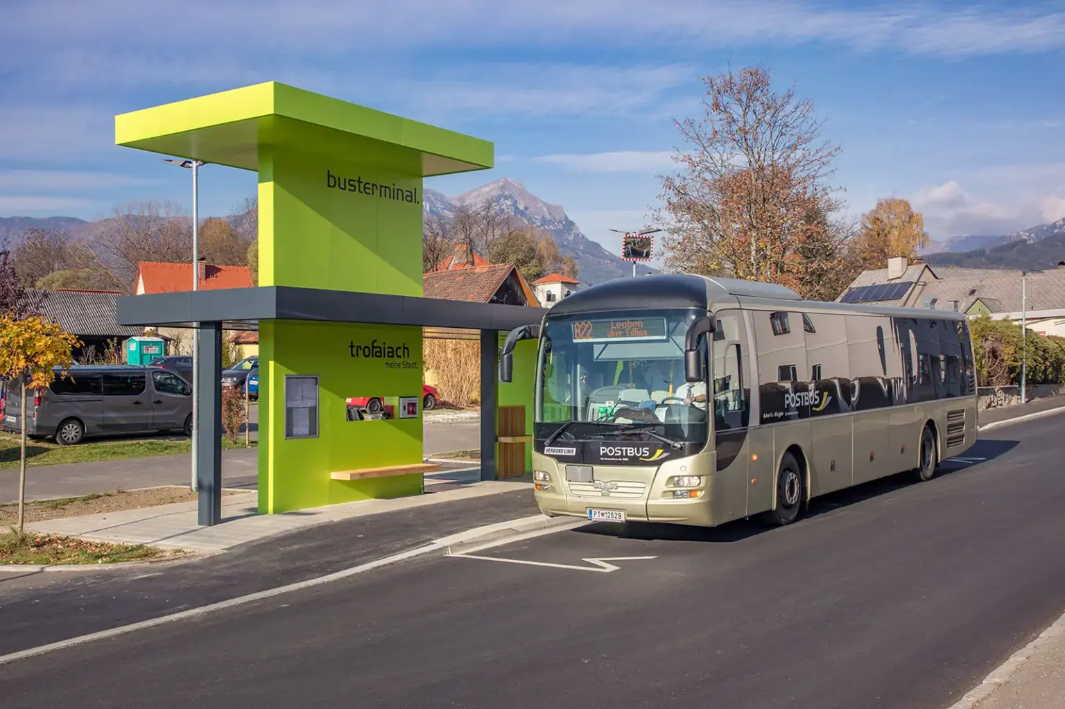 Ein Bus steht an einer Haltestelle