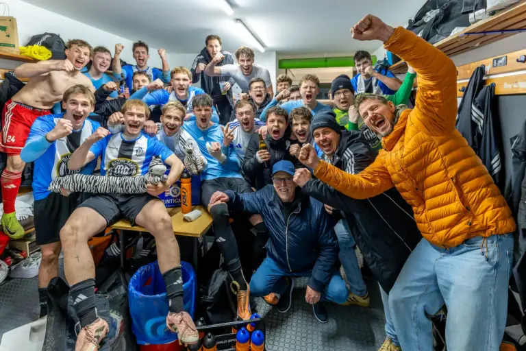 Fußballer jubeln in der Kabine