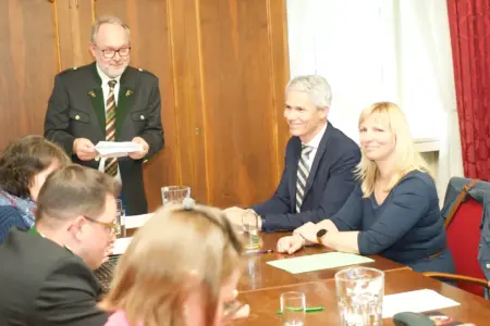 Mehrere Personen sitzen an einem Tisch