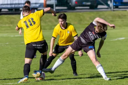 Ein Spieler macht eine Grätsche.