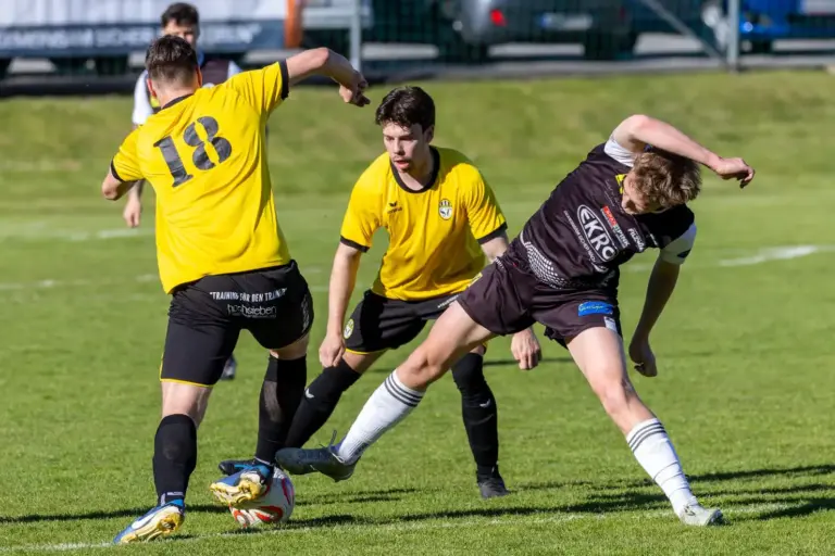 Ein Spieler macht eine Grätsche.