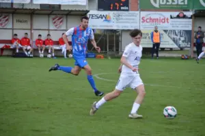 Zwei Spieler kämpfen um den Ball.