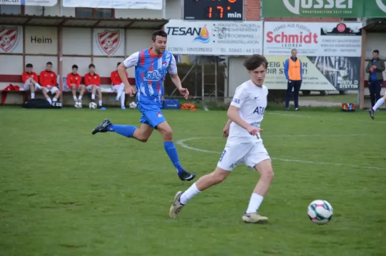 Zwei Spieler kämpfen um den Ball.