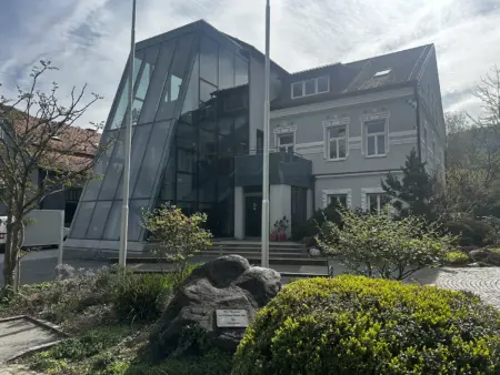 Ein modernes Schulgebäude in grüner Umgebung.