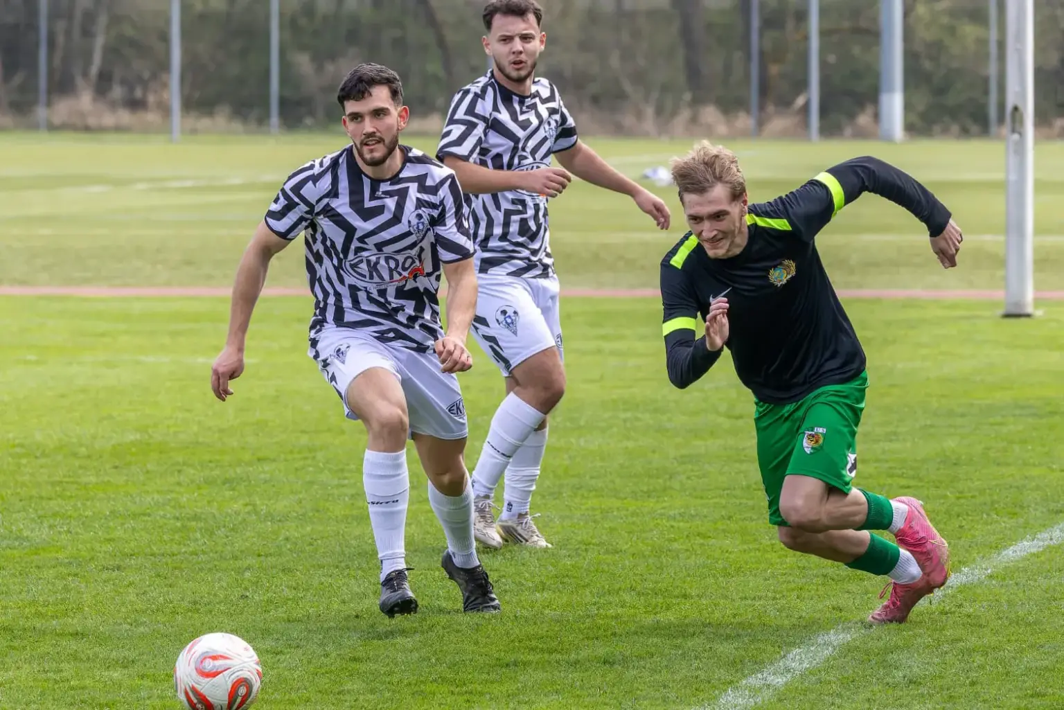 Zwei Spieler kämpfen um den Ball.
