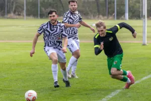 Zwei Spieler kämpfen um den Ball.