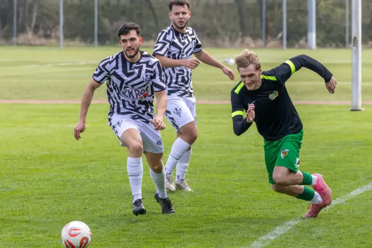 Zwei Spieler kämpfen um den Ball.