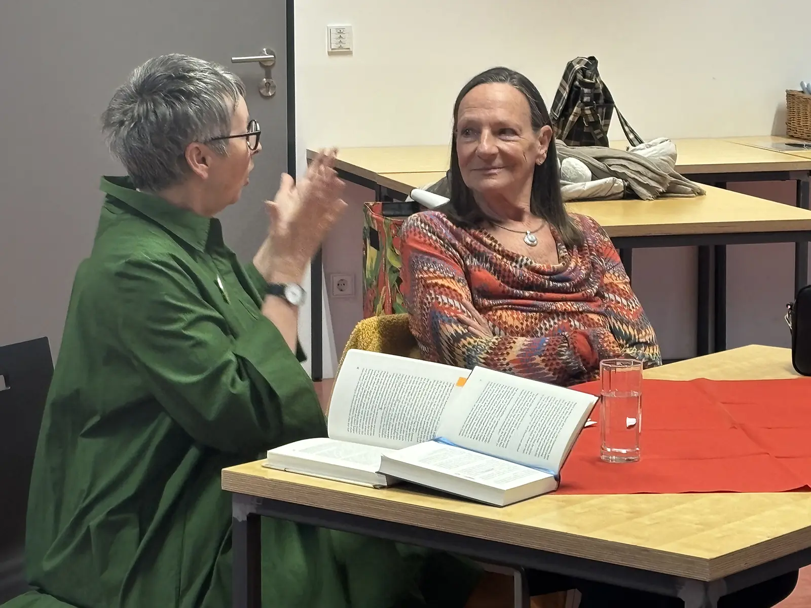 Journalistin und Autorin Livia Klingl (re.) mit Moderatorin Gertrude Zöscher. Foto: Hackl