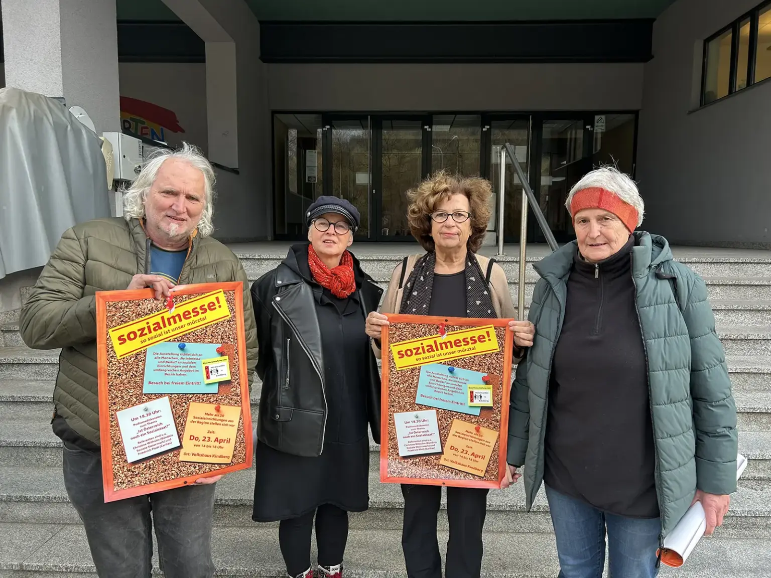 Ehrenamtliche Mitglieder der Initiative "Miteinander in Kindberg" bei den Vorarbeiten zur ersten Sozialmesse. Foto: Hackl