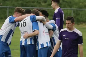 Spieler jubeln über einen Treffer.