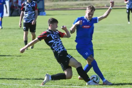 Zwei Spieler kämpfen um den Ball.