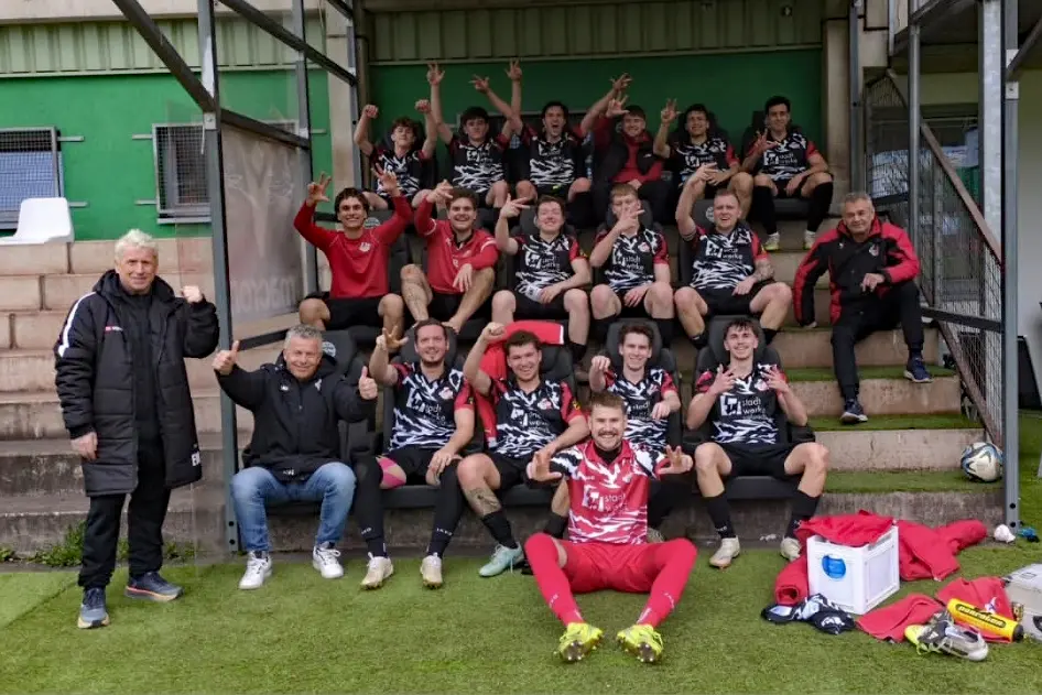 Spieler jubeln über den Sieg.