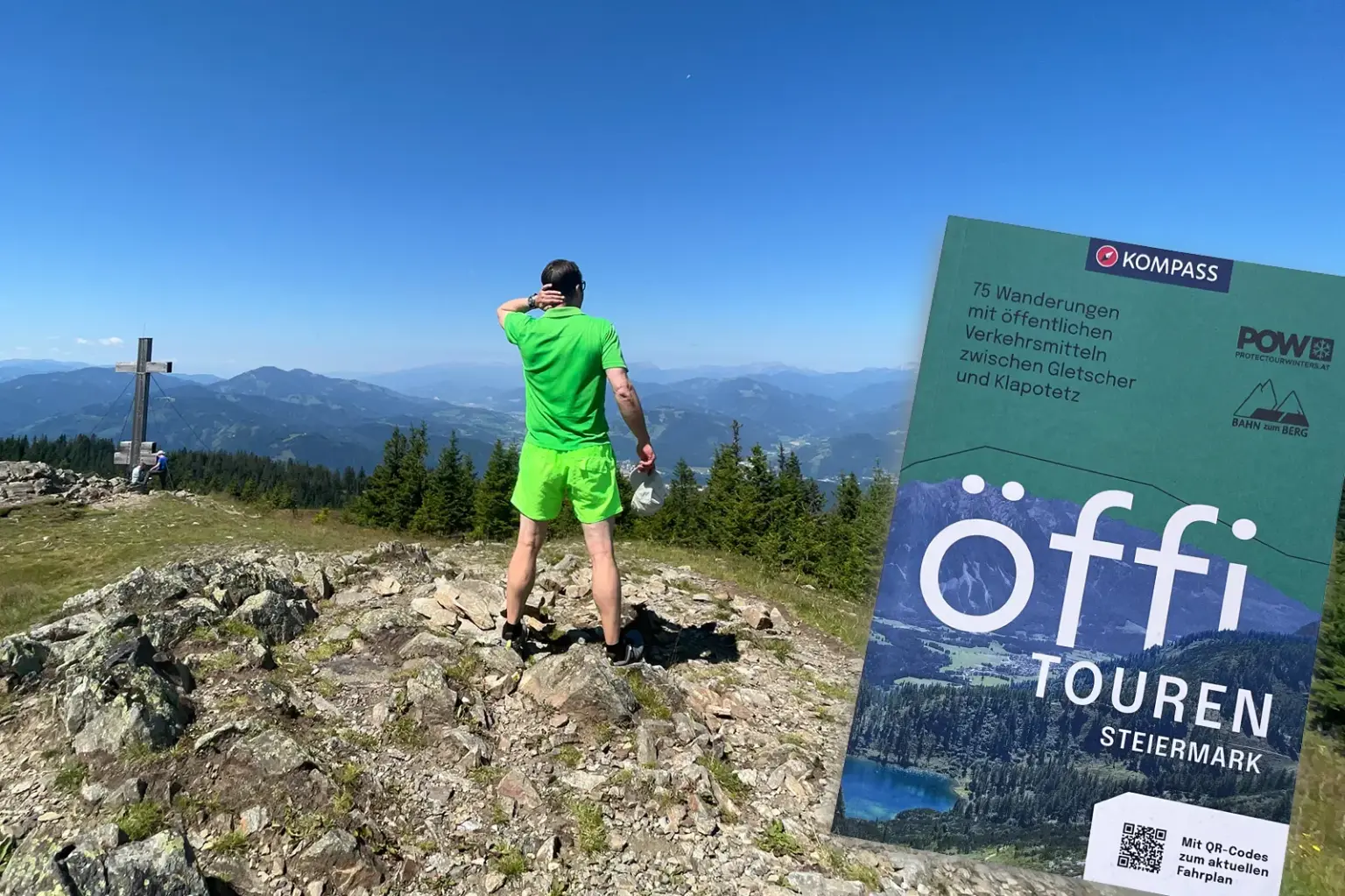 Ein Mann steht auf einem Berggipfel und schaut in die Ferne. Im rechten Bilddrittel die Umschlagseite eines Wanderbuchs.