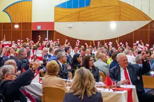 Neuer Bezirkschef beim Roten Kreuz Ein dicht besetzter Saal mit Delegierten, die Stimmkarten in die Höhe halten