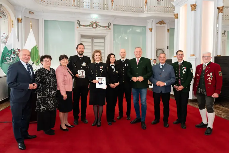 Eine Gruppe von Personen in einem Festsaal