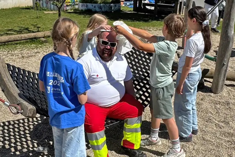 Bruck: Erste Hilfe als Schulprojekt Vier Kinder legen einem Erwachsenen einen Kopfverband an