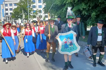 Eine Gruppe von Personen in Tracht geht durch eine Straße