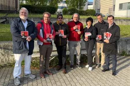 Austausch mit LKH-Personal in Bruck und Mürzzuschlag Eine Frau und sechs Männer mit Foldern der SPÖ in den Händen.