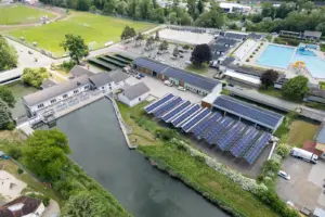 Eine Kraftwerksanlage mit Photovoltaikmodulen von oben