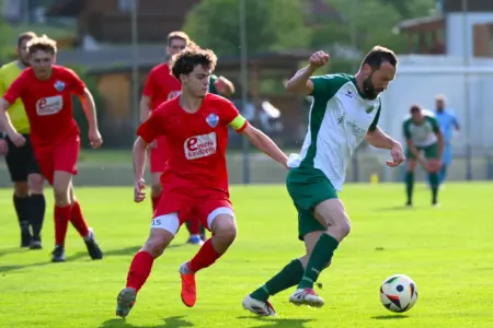 39 Volltreffer in der Gebietsliga Mürz Ein Spieler in weiß ist im Ballbesitz.