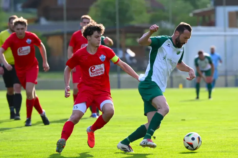 39 Volltreffer in der Gebietsliga Mürz Ein Spieler in weiß ist im Ballbesitz.