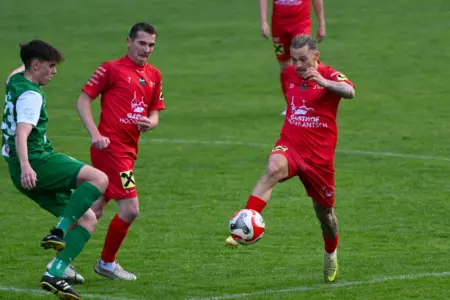 Unterliga Nord A: Auf- und Abstieg weiter offen Ein Spieler in Rot ist in Ballbesitz.