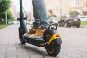 Ein schwarz-gelber Elektro-Scooter